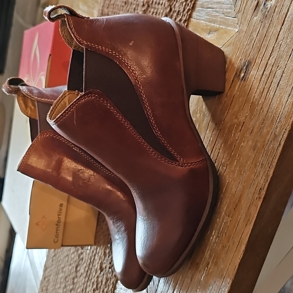 New COMFORTIVA Leather Boots, 6.5
